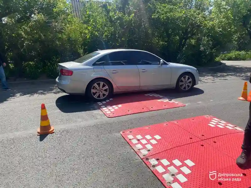 У Дніпрі встановлюють нові «берлінські подушки» для підвищення безпеки руху У Дніпрі встановлюють нові «берлінські подушки» для підвищення безпеки руху