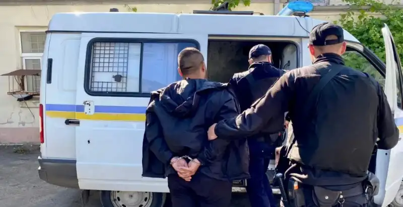 У Дніпрі затримали 23-річного шахрая, який викрав з чужого рахунку 600 тисяч гривень У Дніпрі затримали 23-річного шахрая, який викрав з чужого рахунку 600 тисяч гривень