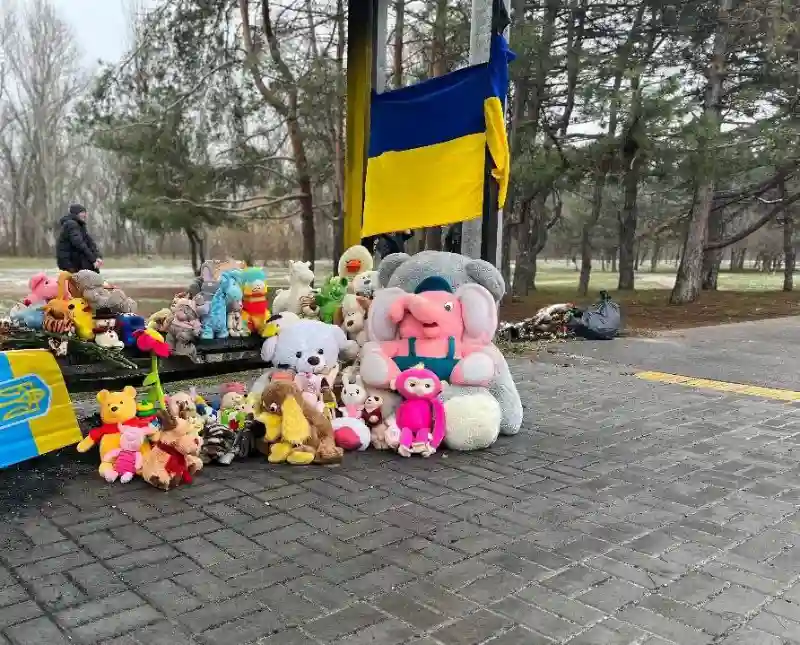 У Дніпрі зник народний меморіал навпроти зруйнованої ракетою багатоповерхівки У Дніпрі зник народний меморіал навпроти зруйнованої ракетою багатоповерхівки