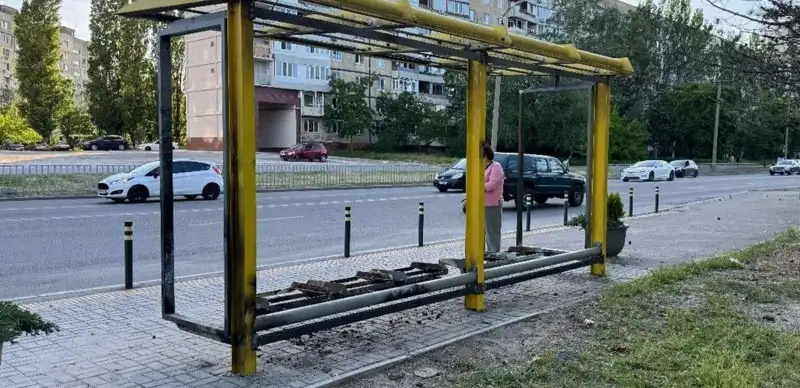 У Дніпрі зник народний меморіал навпроти зруйнованої ракетою багатоповерхівки У Дніпрі зник народний меморіал навпроти зруйнованої ракетою багатоповерхівки