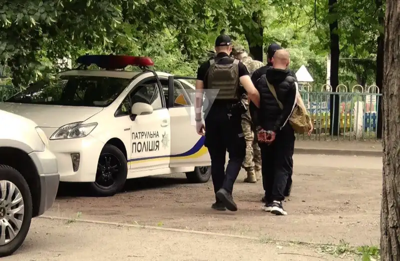 У Кривому Розі чоловік відкрив стрілянину з вікна – поранено 13-річного хлопчика У Кривому Розі чоловік відкрив стрілянину з вікна – поранено 13-річного хлопчика