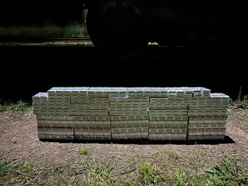 На кордоні зі Словаччиною зупинили потяг із контрабандними сигаретами з Дніпропетровщини