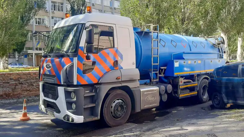 У Дніпрі прочищають зливову систему – готуються до травневих злив У Дніпрі прочищають зливову систему – готуються до травневих злив