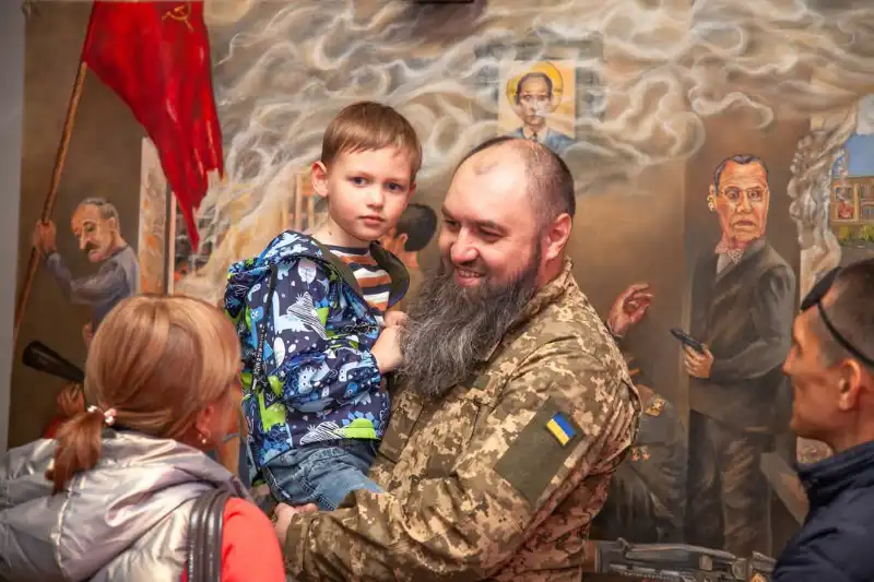 «Останній день росії»: у Дніпрі презентували картину військового-художника «Останній день росії»: у Дніпрі презентували картину військового-художника