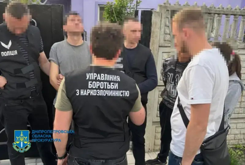 У Кривому Розі викрили наркоугруповання з обігом у 12 мільйонів гривень щомісяця У Кривому Розі викрили наркоугруповання з обігом у 12 мільйонів гривень щомісяця