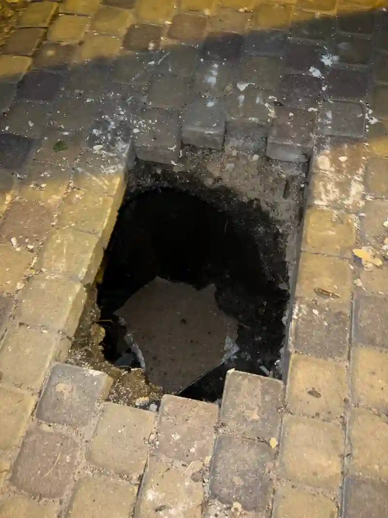 У центрі Дніпра провалився тротуар через самовільне врізання у водогін