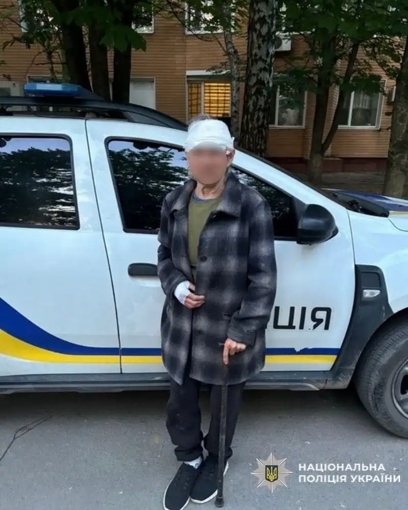 Поліцейські в Самарі допомогли травмованій пенсіонерці на зупинці
