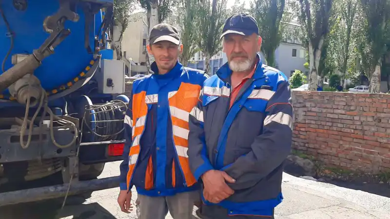 У Дніпрі прочищають зливову систему – готуються до травневих злив У Дніпрі прочищають зливову систему – готуються до травневих злив