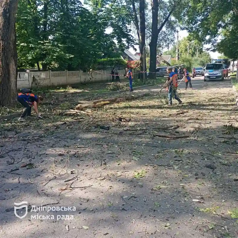 У Дніпрі після російської атаки комунальники вивезли 180 тонн уламків У Дніпрі після російської атаки комунальники вивезли 180 тонн уламків