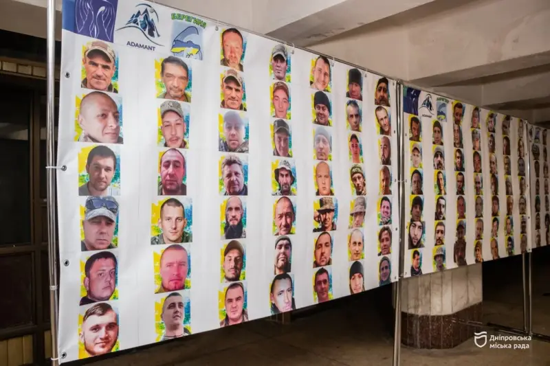 У Дніпрі на станції метро відкрили фотовиставку про зниклих безвісти захисників У Дніпрі на станції метро відкрили фотовиставку про зниклих безвісти захисників
