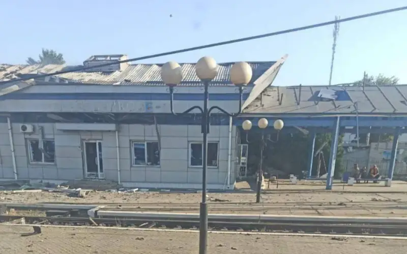 Нічна атака пошкодила залізничний вузол у Синельниковому: зміни в русі поїздів Нічна атака пошкодила залізничний вузол у Синельниковому: зміни в русі поїздів