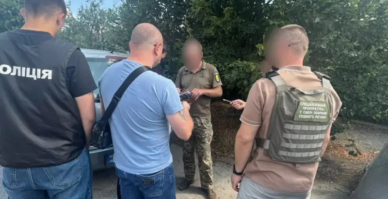 На Дніпропетровщині офіцера затримали за вимагання грошей з підлеглих На Дніпропетровщині офіцера затримали за вимагання грошей з підлеглих