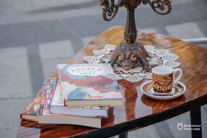 Літературна подія у Дніпрі: понад тисячу книг обміняли на «Книжковій площі» Літературна подія у Дніпрі: понад тисячу книг обміняли на «Книжковій площі»